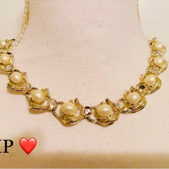 Vintage Jewelry - Vintage beautiful gold tone necklace & faux pearls & small AB crystals.